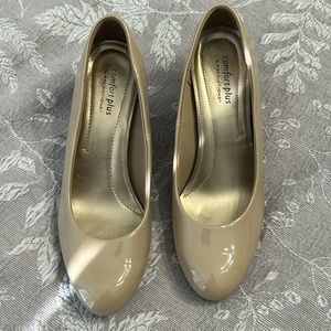 NEW, COMFORT PLUS nude patent pumps, size 8W